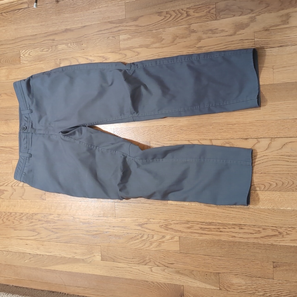 Men's Loose Fit Under Armour Athletic Pants Size 34/32